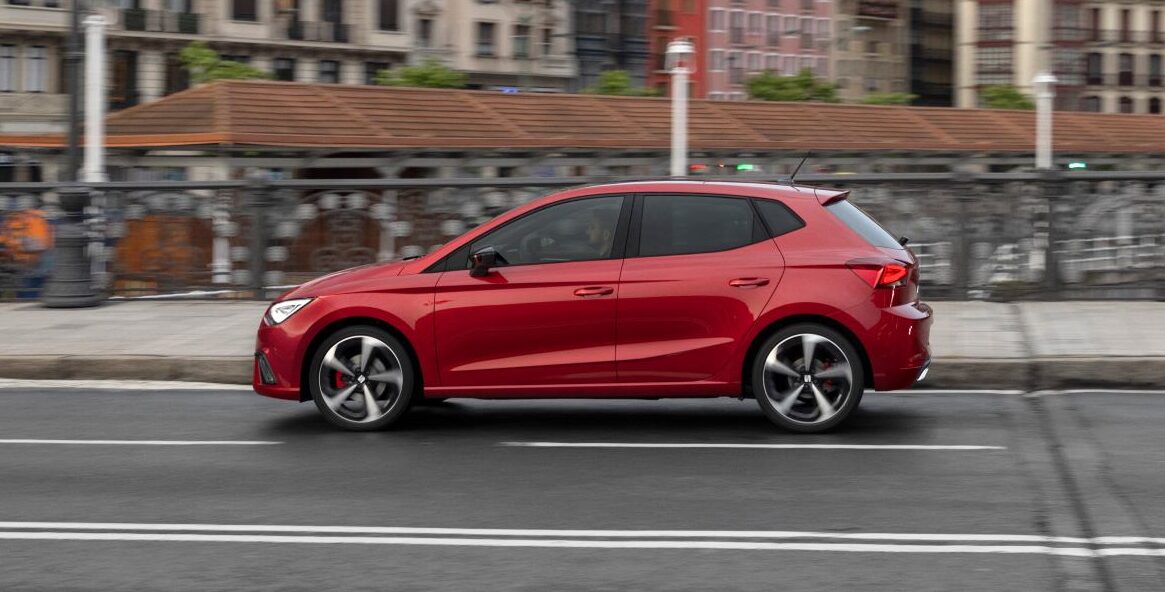 Vista exterior lateral SEAT Ibiza 2021 rojo desire
