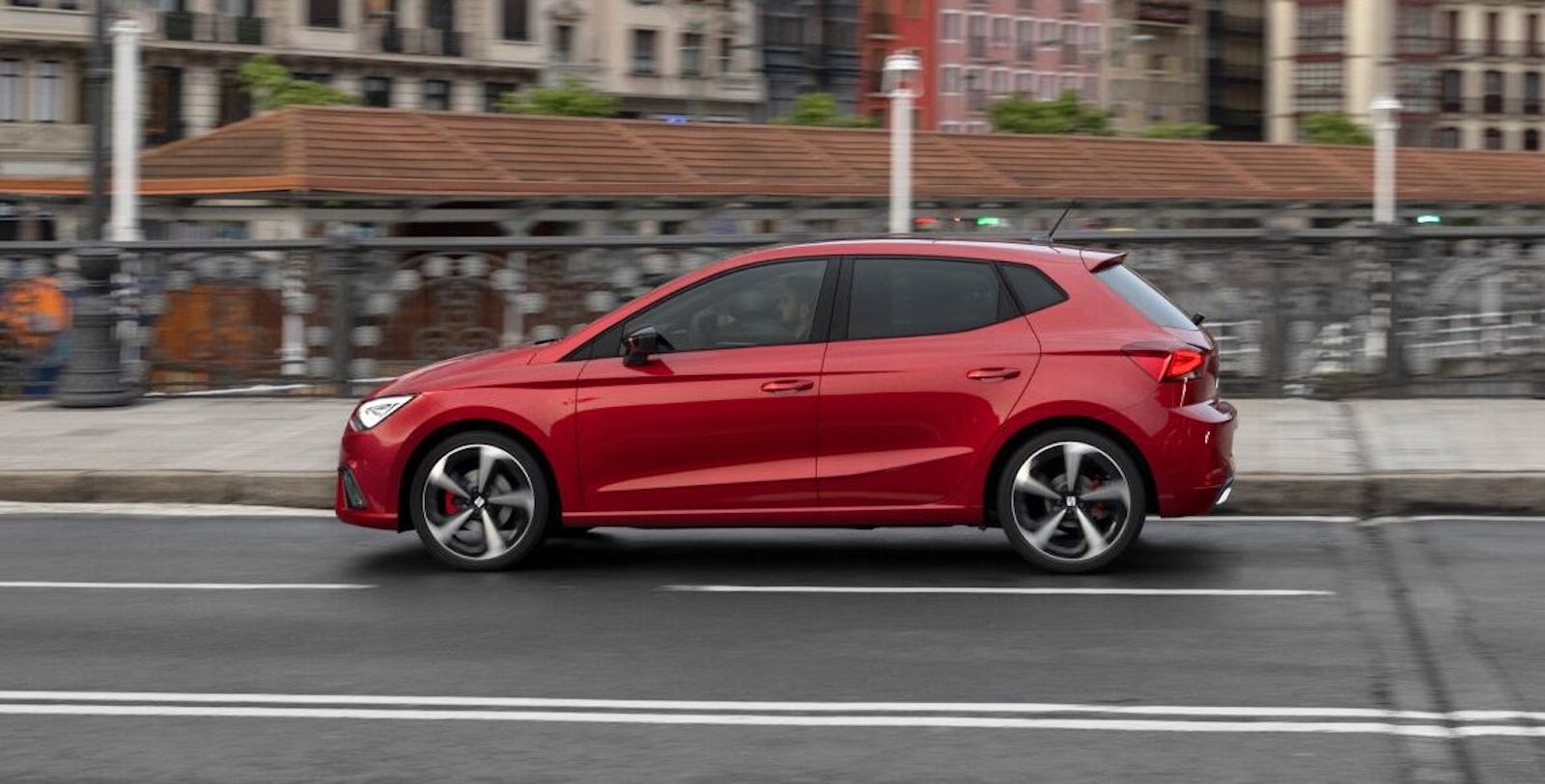 Vista exterior lateral SEAT Ibiza 2021 rojo desire