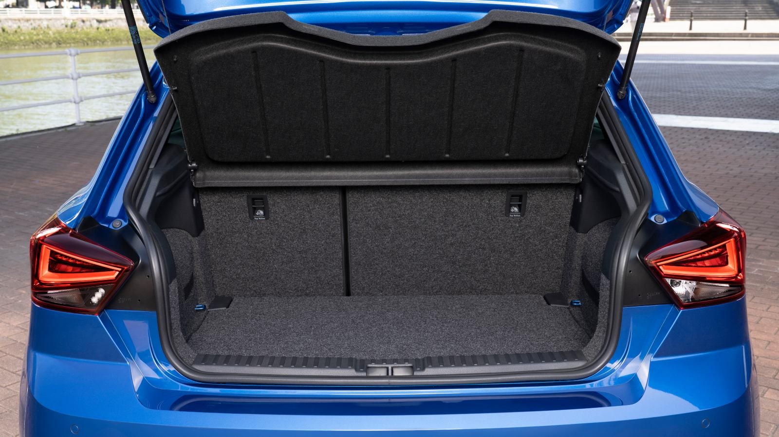 Maletero SEAT Ibiza 2021 azul zafiro