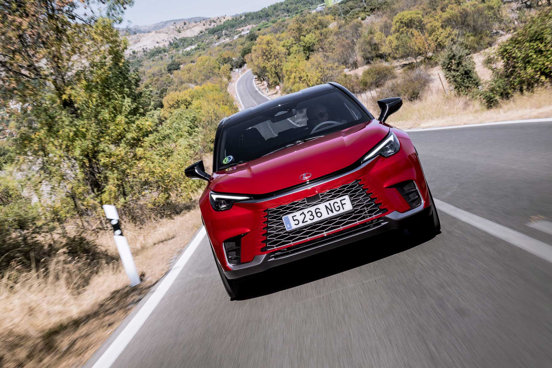 Lexus LBX 2026 foto exterior rojo