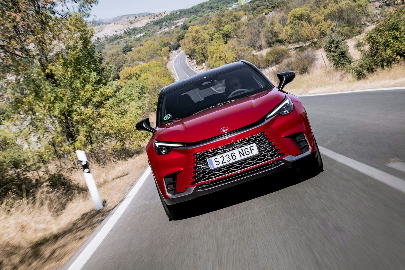 Lexus LBX 2026 foto exterior rojo