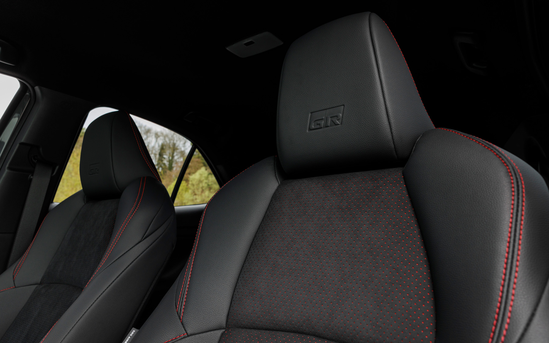 Nuevo Yaris Cross 2026 interior volanteNuevo Yaris Cross 2026 interior asientos GR