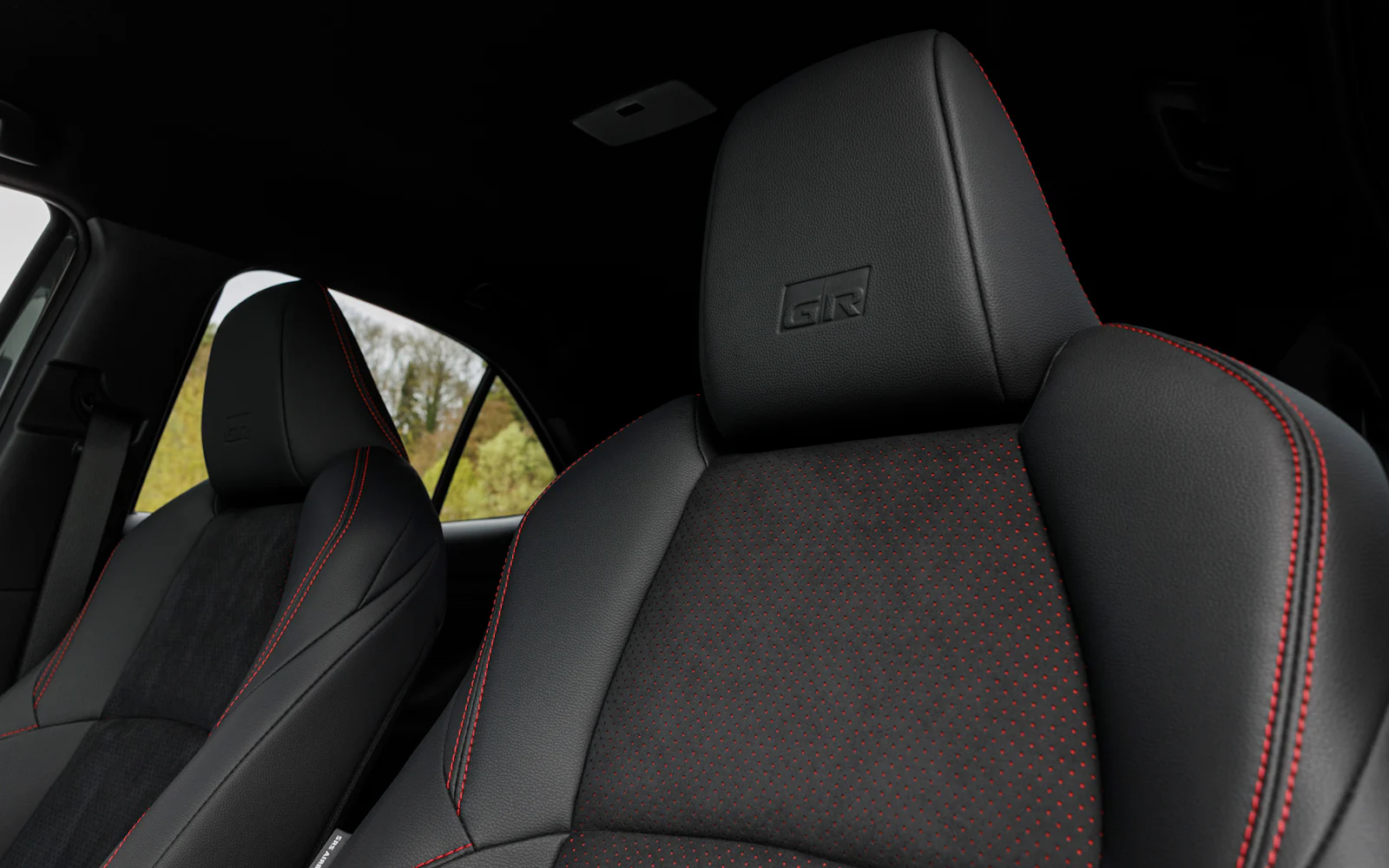 Nuevo Yaris Cross 2026 interior volanteNuevo Yaris Cross 2026 interior asientos GR