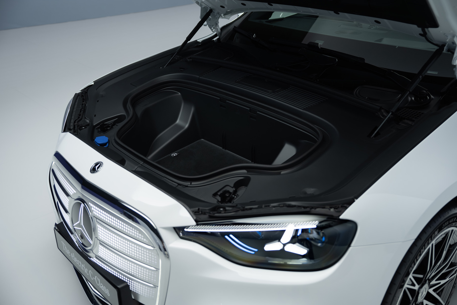 Mercedes Clase C Eléctrico lanzamiento foto exterior maletero frontal