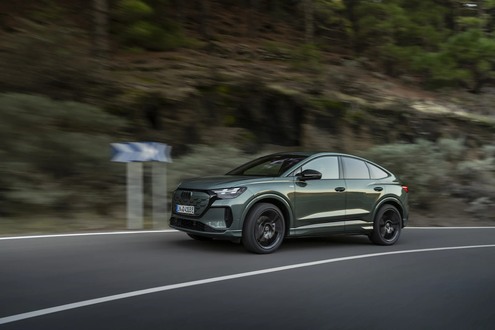 Audi Q4 Sportback e-tron foto exterior dinámica