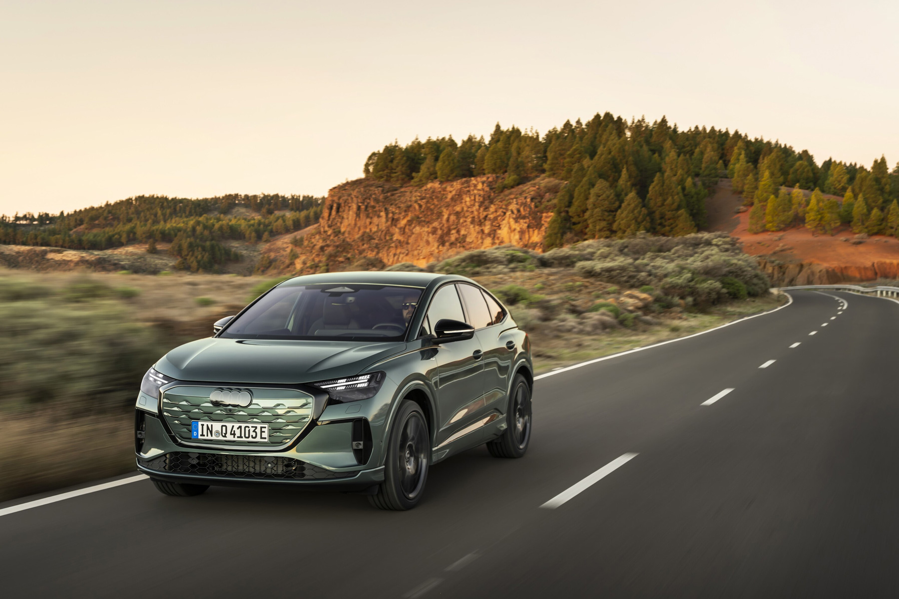 Audi Q4 Sportback e-tron foto exterior dinámica