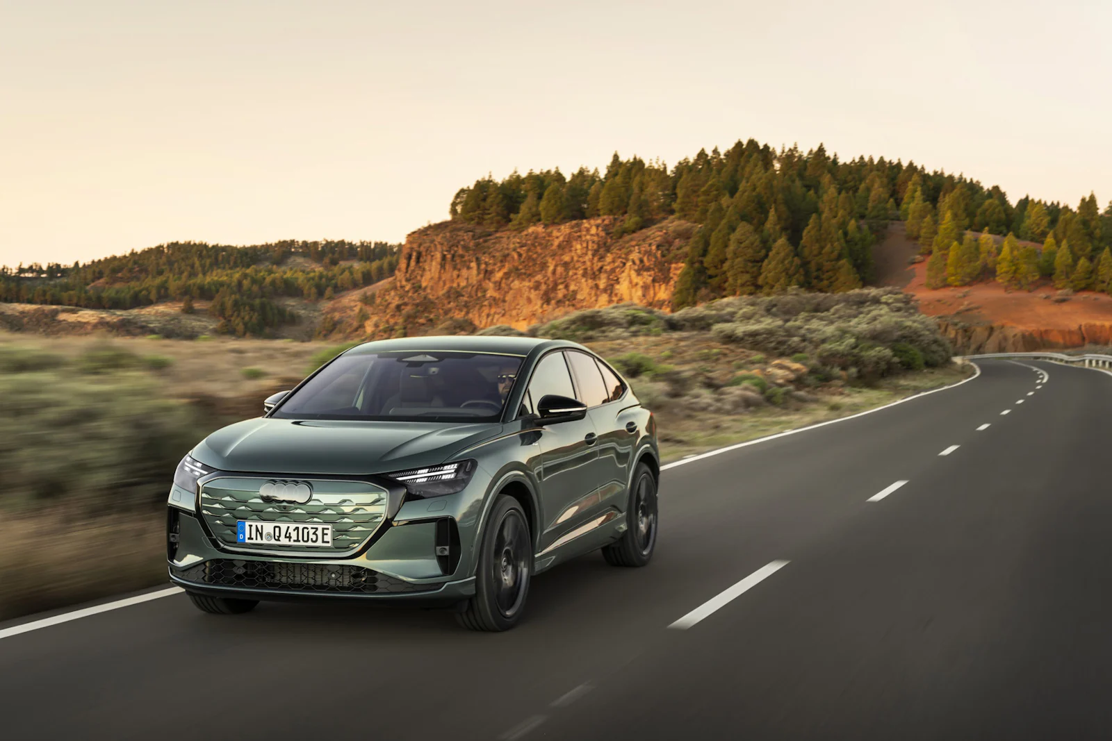 Audi Q4 Sportback e-tron foto exterior dinámica