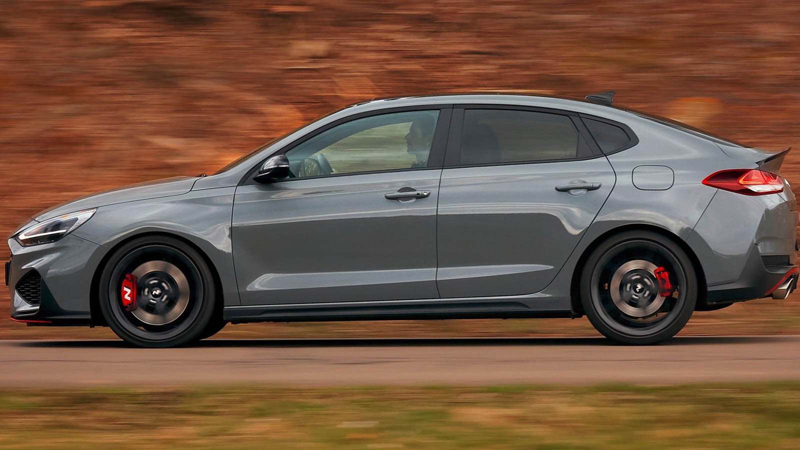 Vista conducción lateral Hyundai i30 Fastback N
