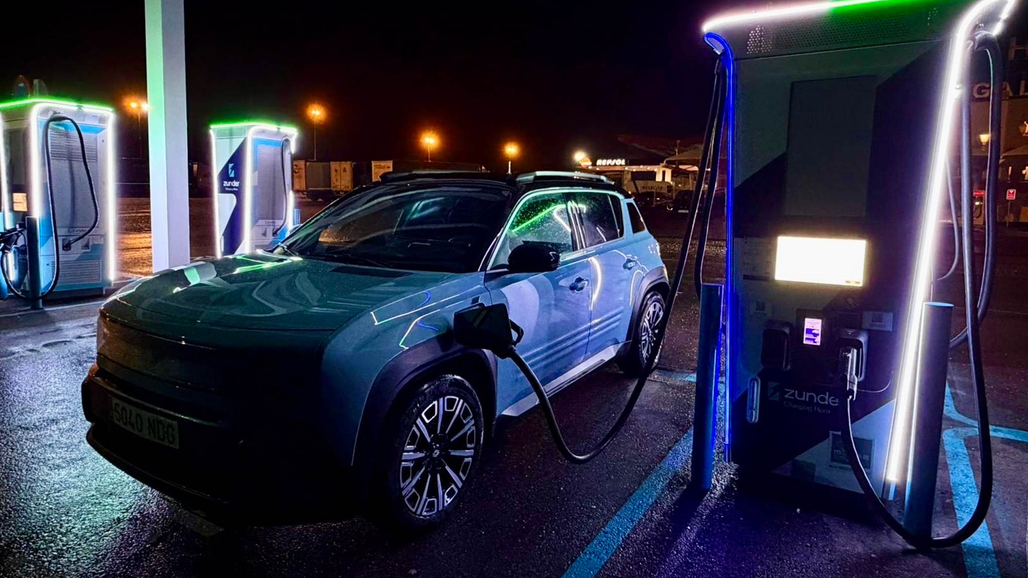 Renault 4 cargando batería