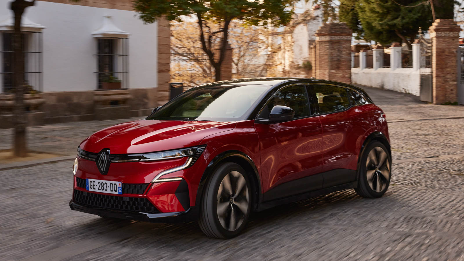 Vista frontal Renault Megane E-Tech rojo