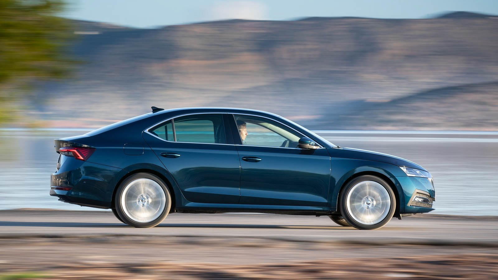 Vista conducción lateral Skoda Octavia