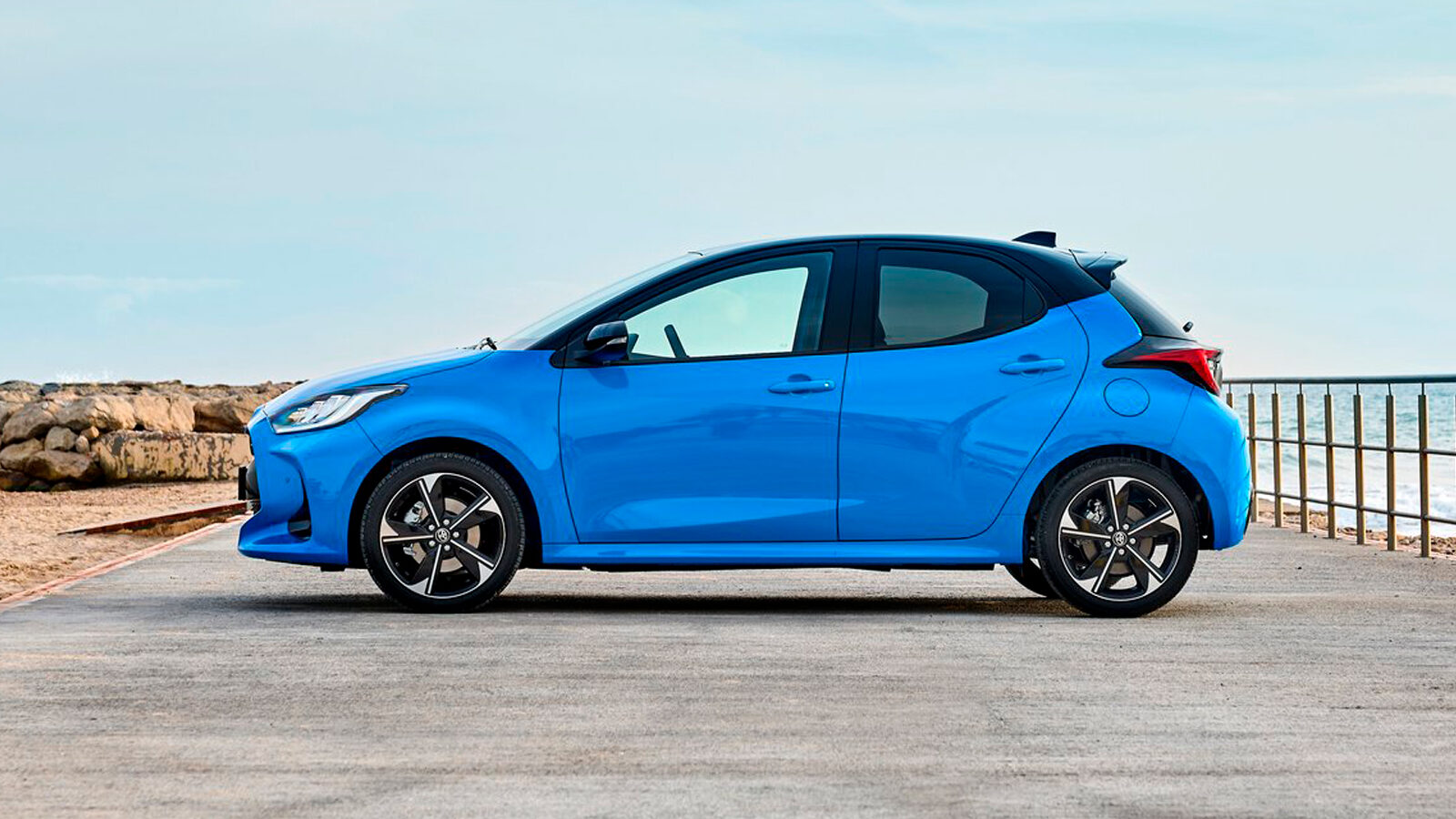 Toyota Yaris hatchback azul exterior estática