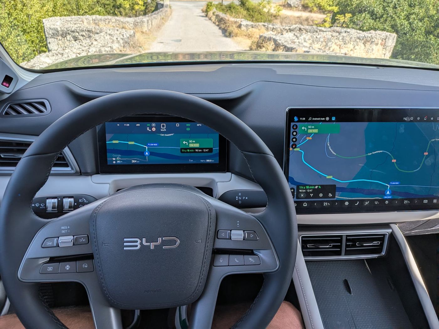 Puesto de conducción del BYD Atto 2 DM-i con el volante, el cuadro digital y la pantalla central de 12,8 pulgadas