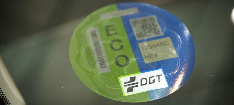 Distintivos de la DGT: clasificación y significado de las etiquetas