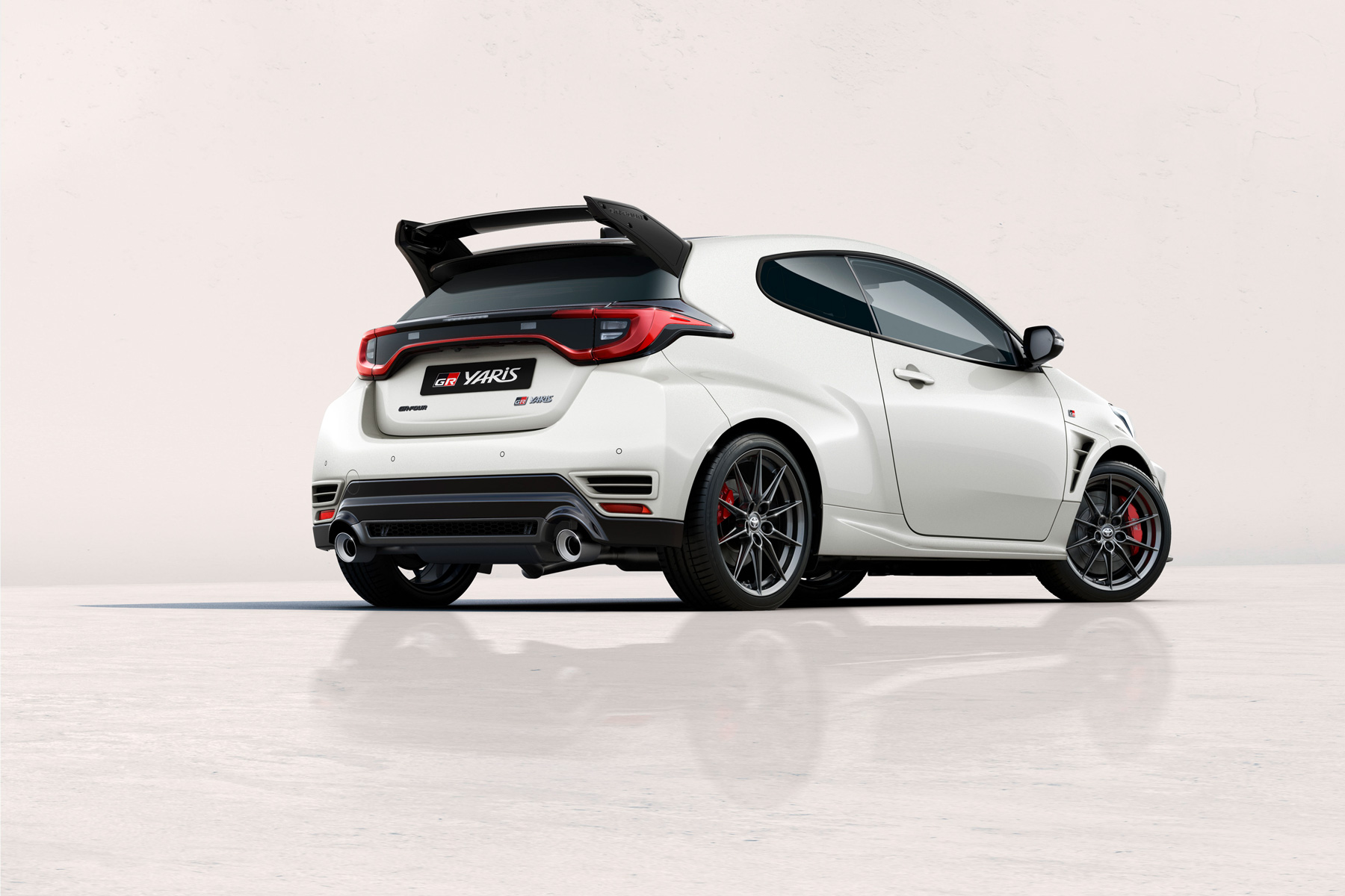 Toyota GR Yaris 2026 exterior estática trasera 3/4