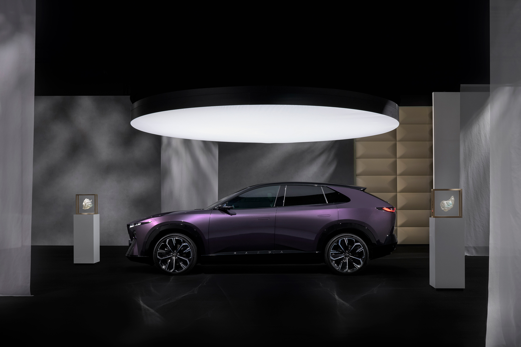 Mazda CX6e foto exterior morado