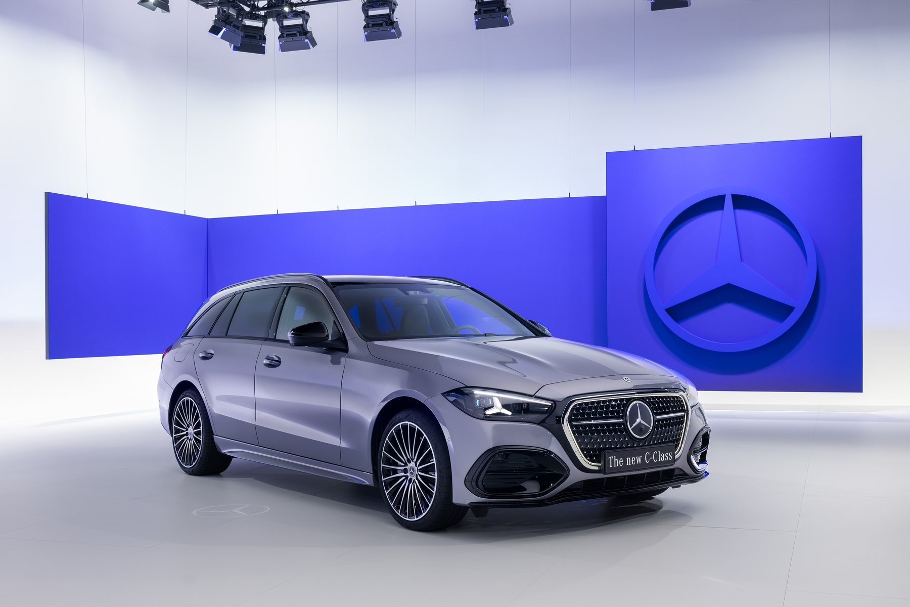 Nuevo Mercedes Clase C Estate de color plata en tres cuartos delantero sobre fondo de estudio