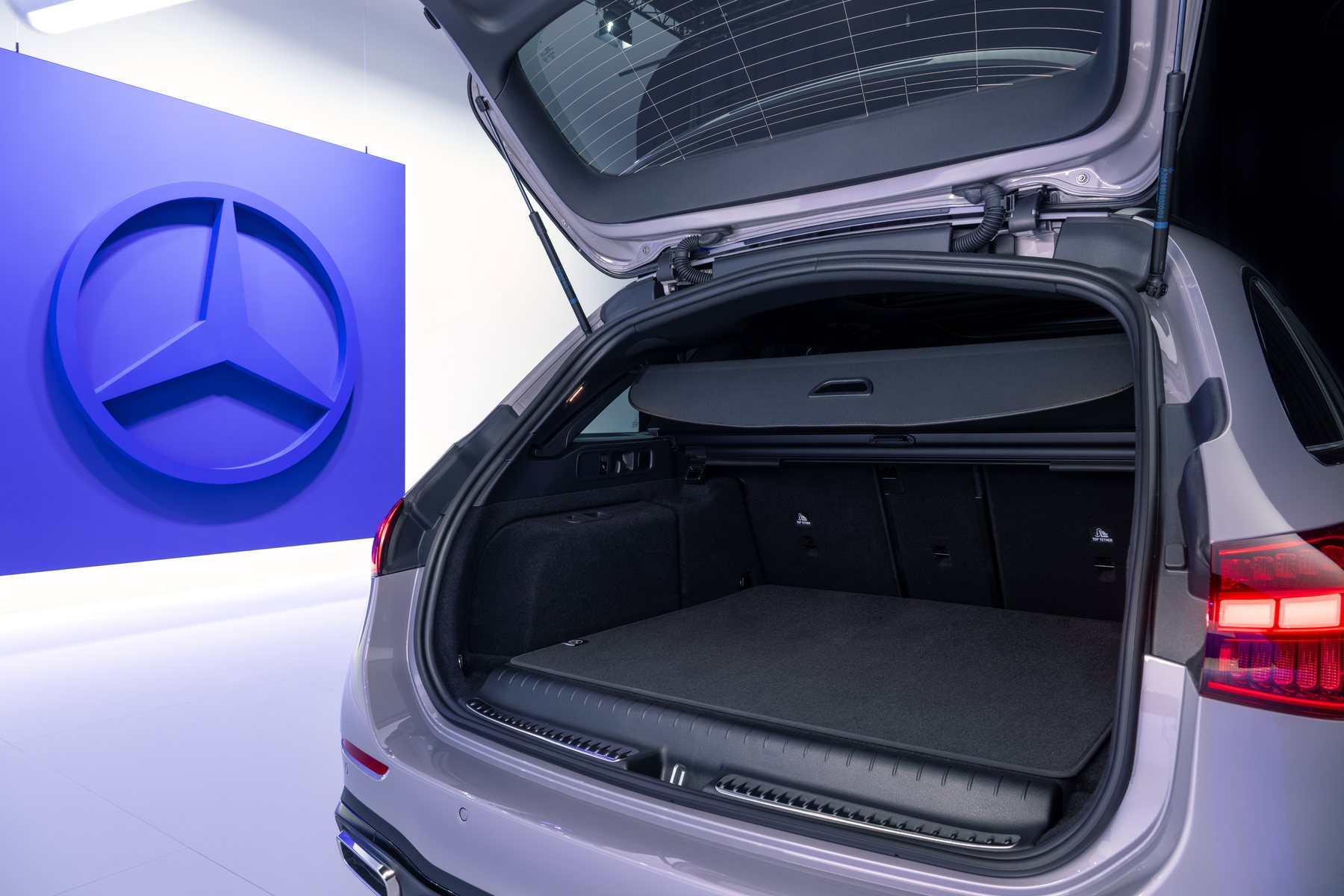 Maletero abierto del nuevo Mercedes Clase C Estate, con capacidad de 490 litros ampliables a 1.510 litros abatiendo los asientos traseros