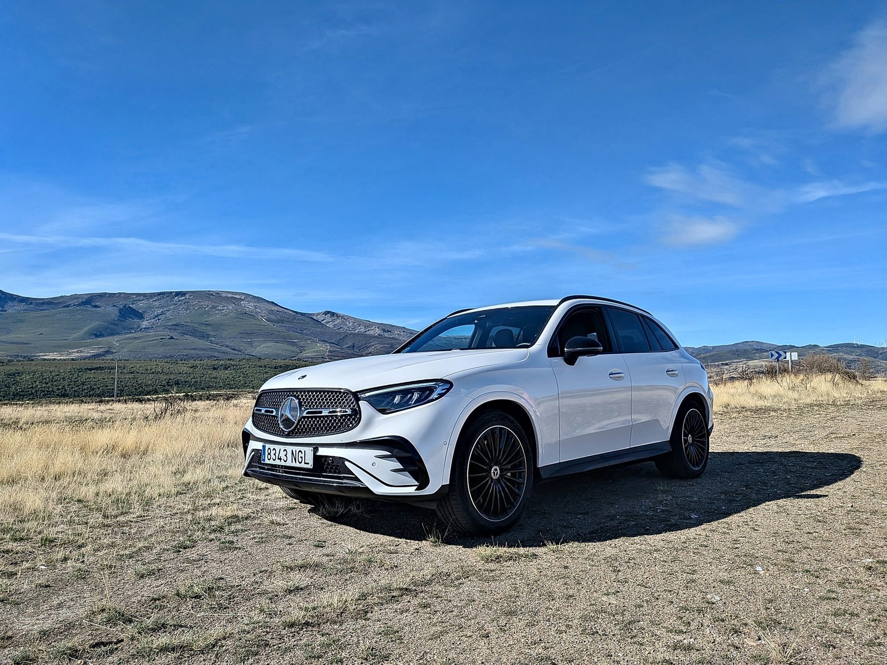 Mercedes GLC 200 4MATIC blanco visto de frente en tres cuartos