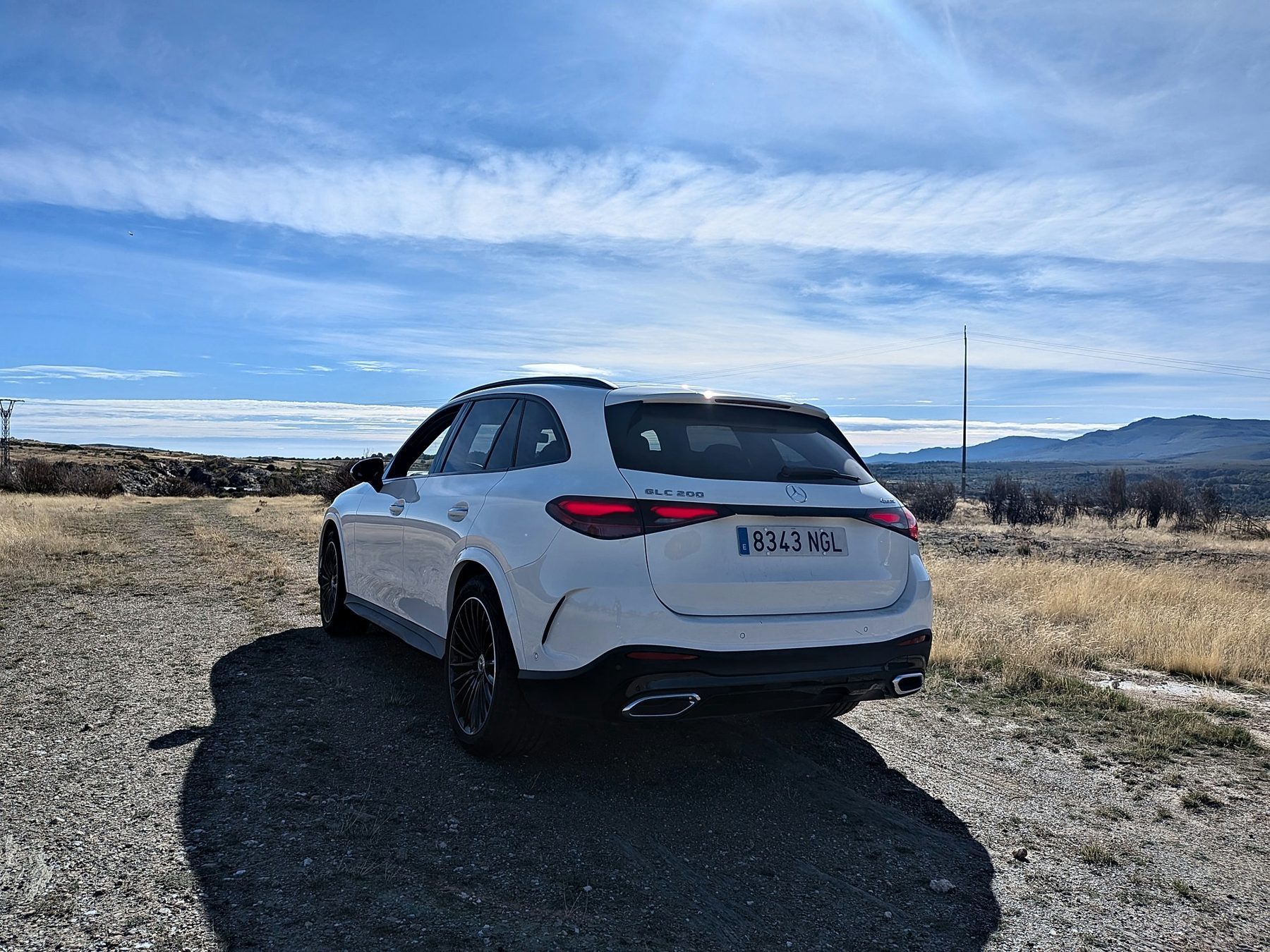 Mercedes GLC 200 4MATIC, trasera en tres cuartos con la sierra al fondo
