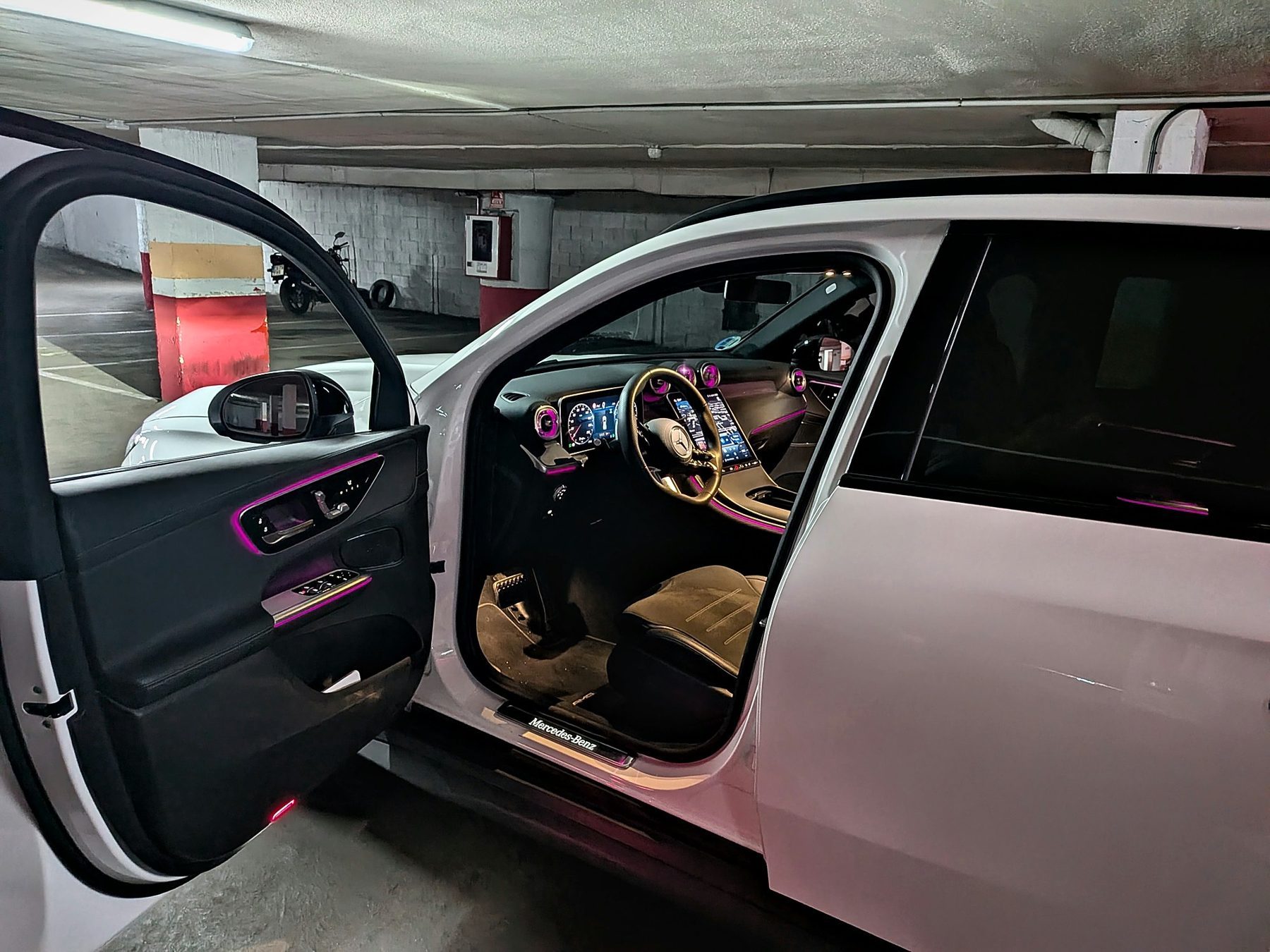 Mercedes GLC 200 4MATIC en mi garaje, con la puerta abierta y la iluminación ambiental encendida