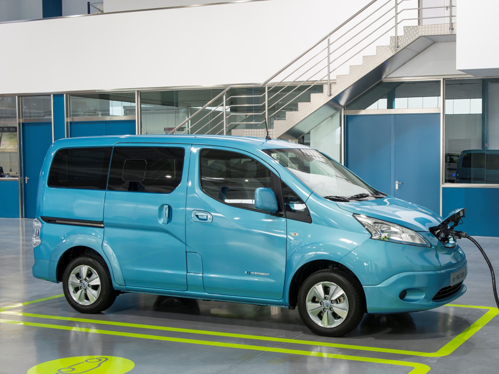 Comparativa Toyota Proace Verso Electric vs Nissan eNV200 Evalia Carwow