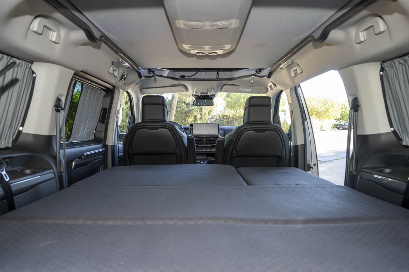 Opel Zafira by Tinkervan: la cama montada.