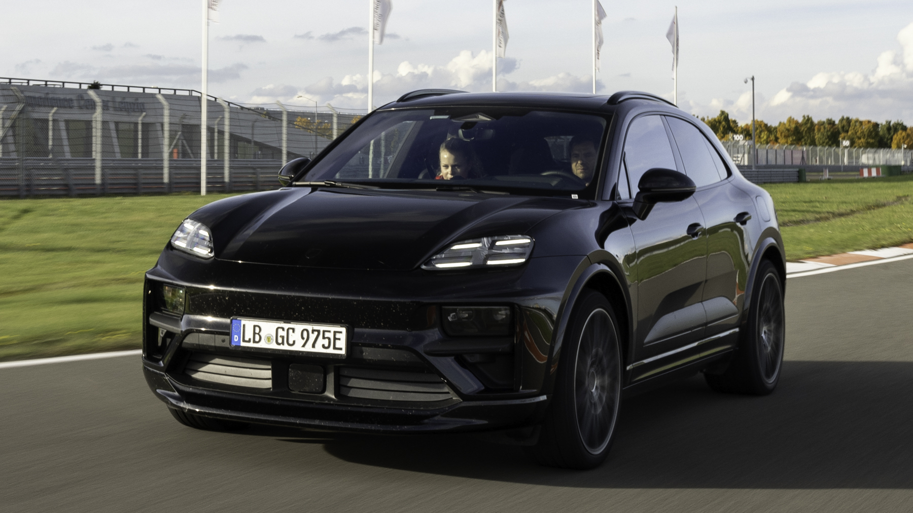 Porsche Macan eléctrico precio, lanzamiento y medidas carwow