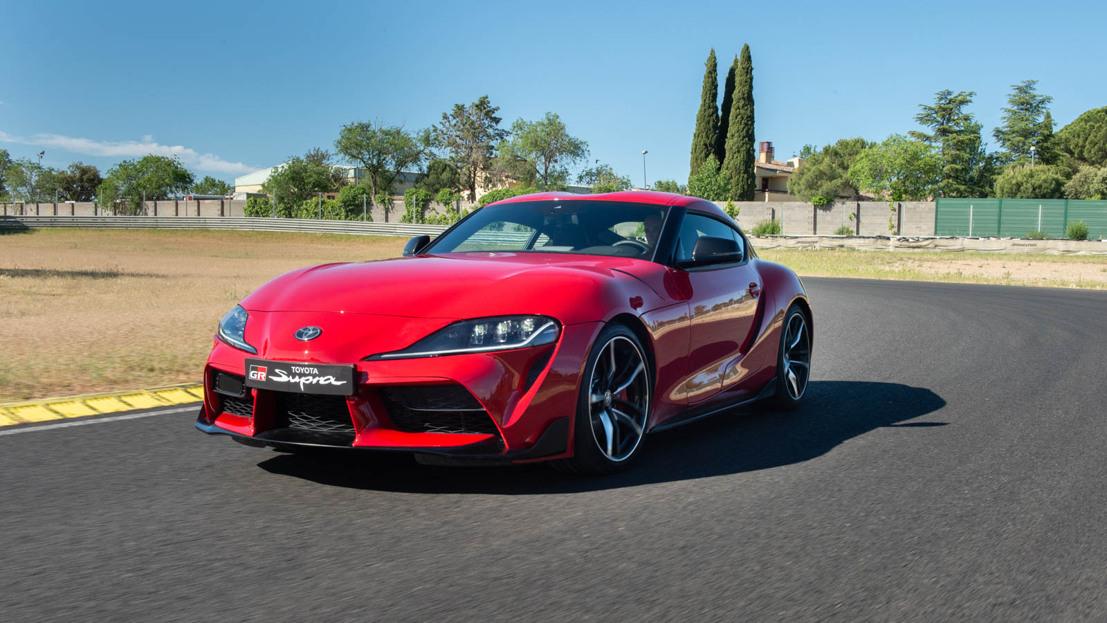 Vista circuito Toyota GR Supra rojo