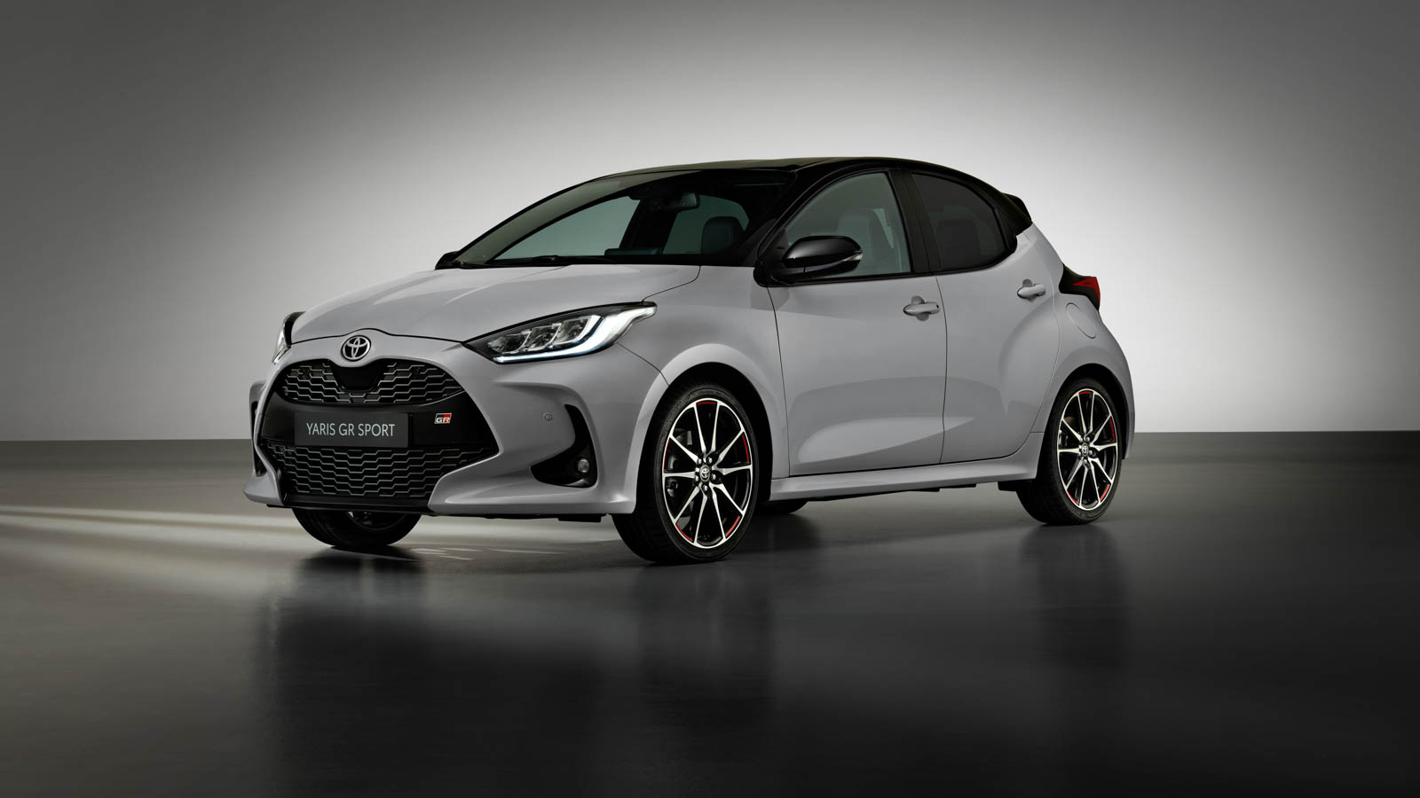 Vista general Toyota Yaris GR Sport gris