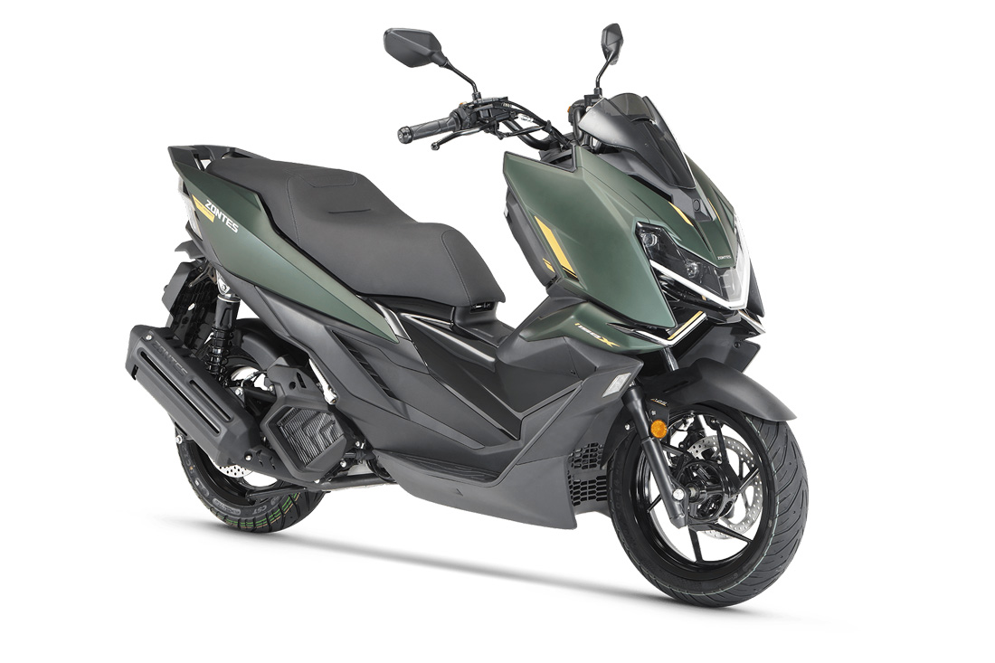 Zontes 125X 2026 en verde militar, de tres cuartos delantero: el scooter crossover de 125 cc y 15 CV que es la moto más vendida de España
